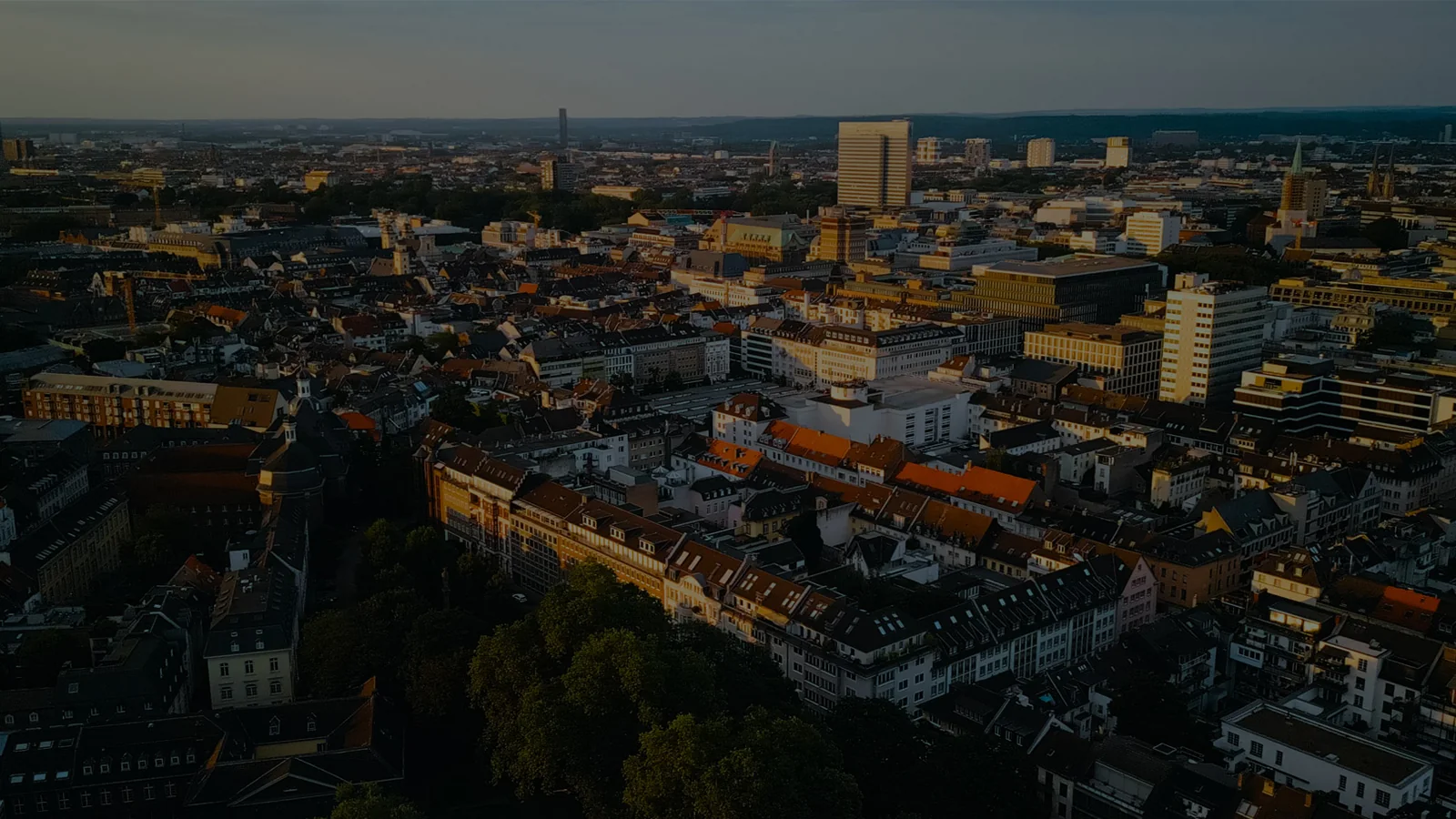 Blick über die Dächer von Düsseldorf am Abend